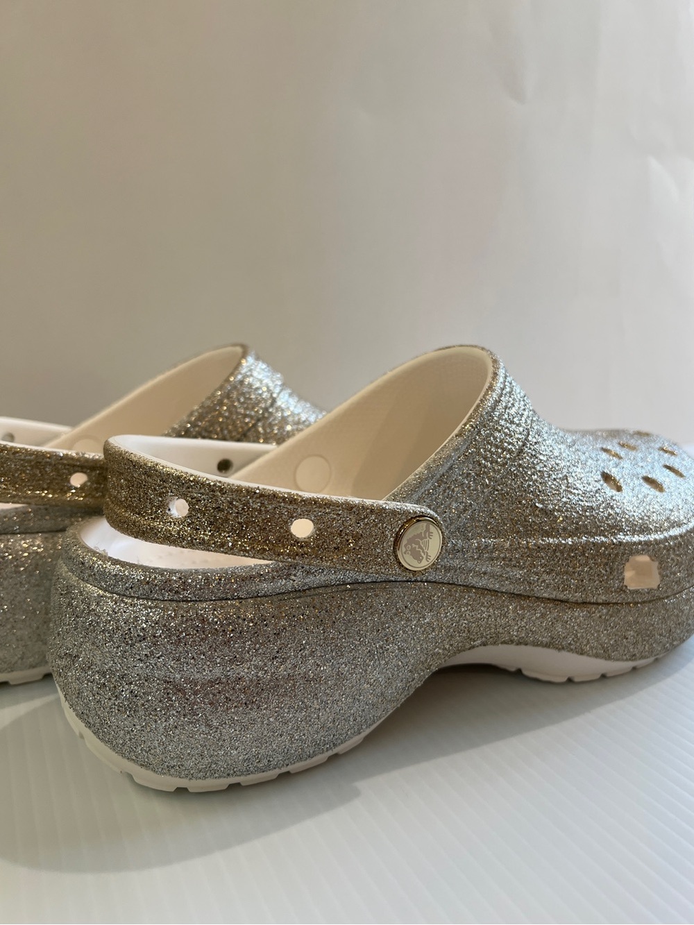 New With No Tag Women’s Glitter Crocs Sandal in Gold & Silver in Size 10 - Picture 4 of 6